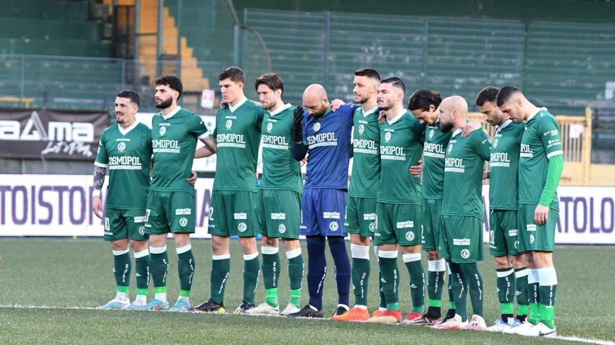 Giudice Sportivo, un centrocampista salta il Taranto. Lanciate 5 bottigliette in campo, multato l'Avellino
