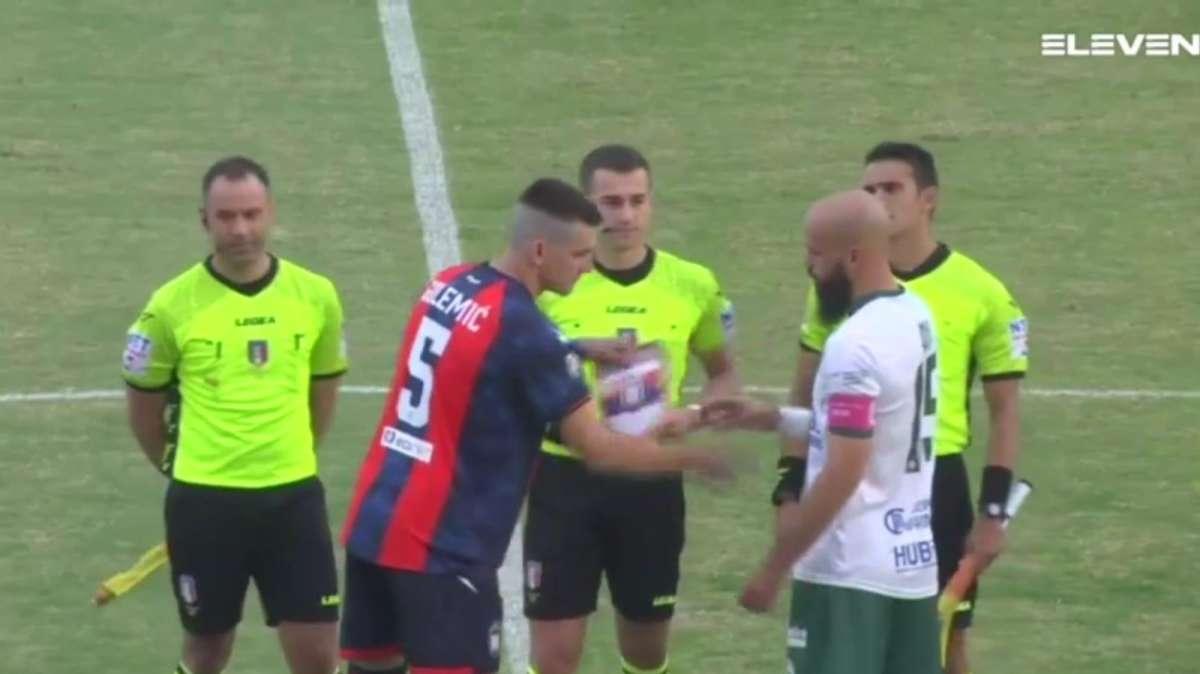 Avellino, se il buongiorno si vede dal mattino: Aya si era presentato senza gagliardetto allo scambio pregara col capitano del Crotone