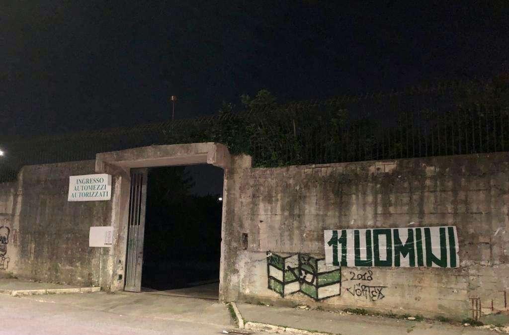 Lo striscione alla porta Carraja dello Stadio Partenio: "11 Uomini"