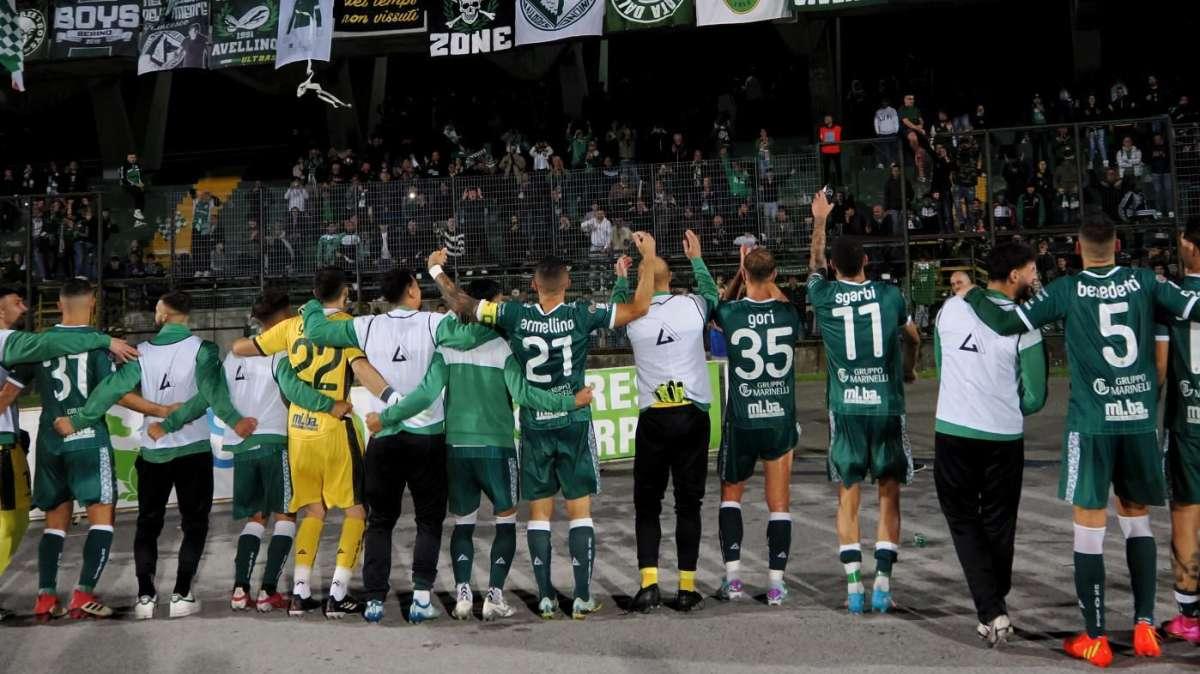 L'Avellino formato trasferta colpisce ancora: 0-1 a Monopoli, ma che sofferenza!