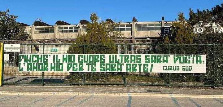 FOTO - Lo striscione della Sud per l'Avellino, nel giorno di San Valentino