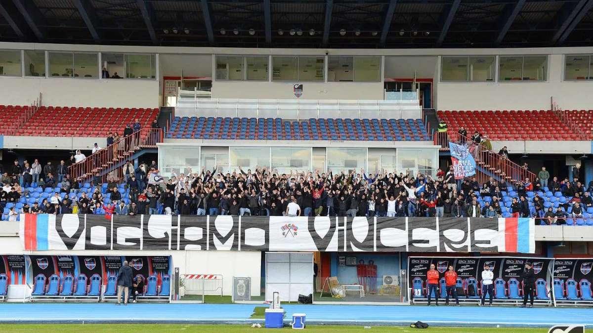 I tifosi spingono il Catania: "Vogliamo vincere". Prove di 3-4-1-2 per Toscano