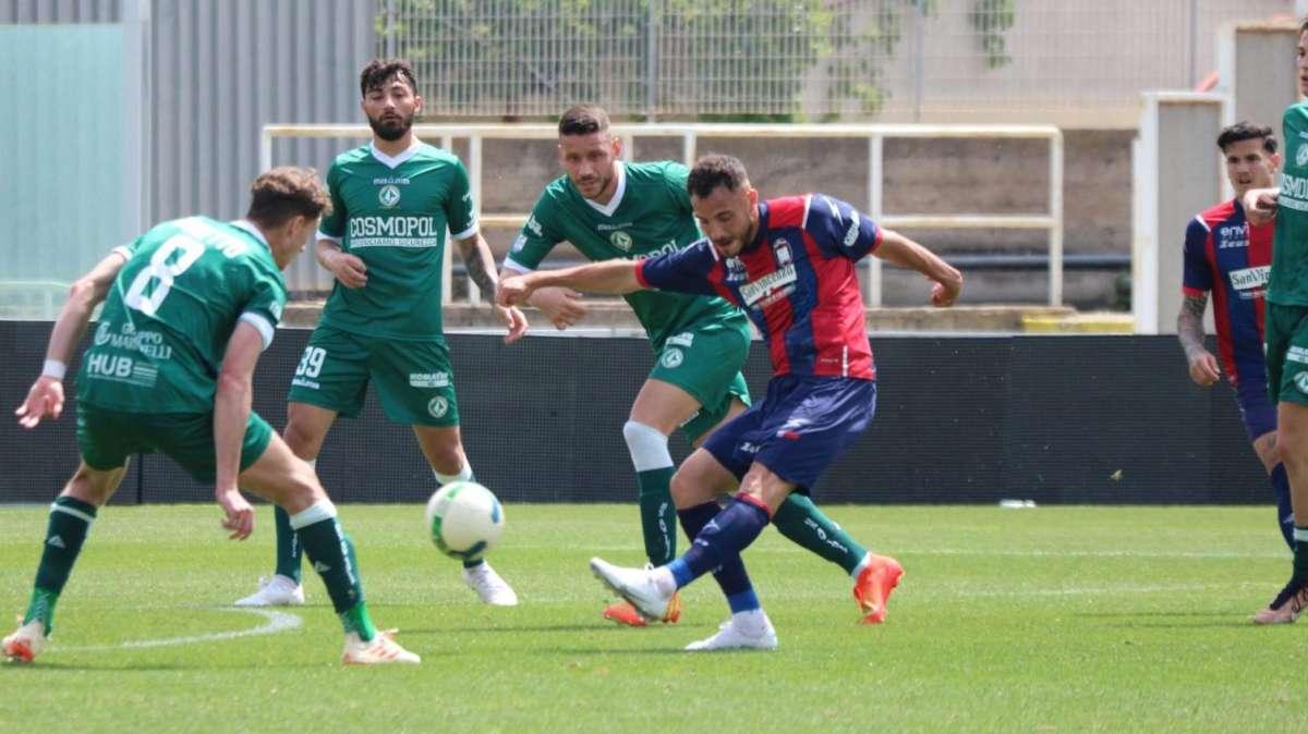 Il Crotone batte 4-0 l'Avellino in amichevole: irpini in campo con il 3-5-2