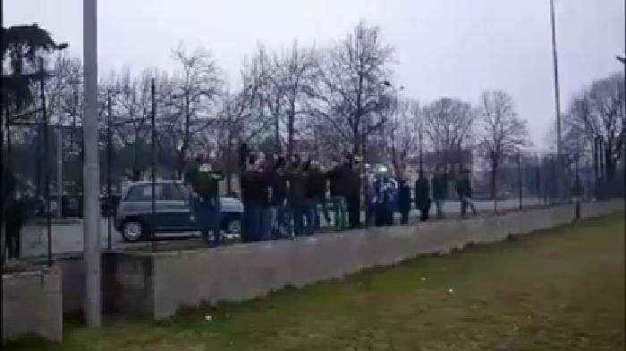 Lezione di sport: a fine gara i supporters irpini si soffermano a tifare i Pulcini del Novara