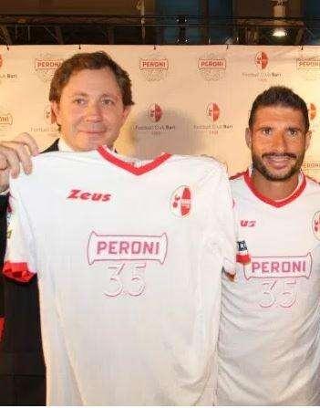 Presentata la nuova maglia del Bari con sponsor Peroni 3.5 (Foto)