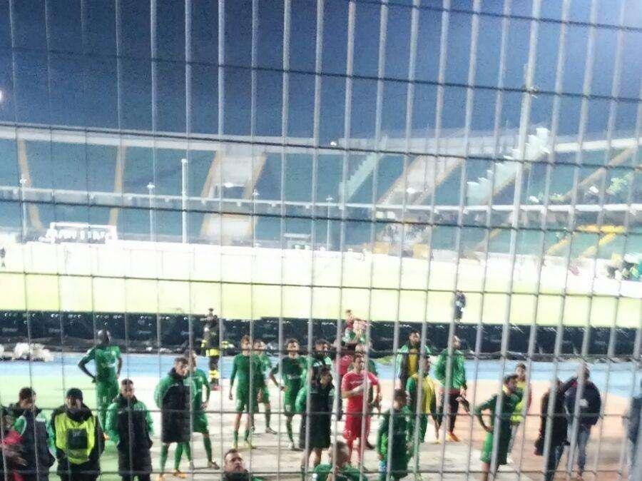 A fine partita confronto squadra-tifosi sotto la Sud. Contestato Castaldo