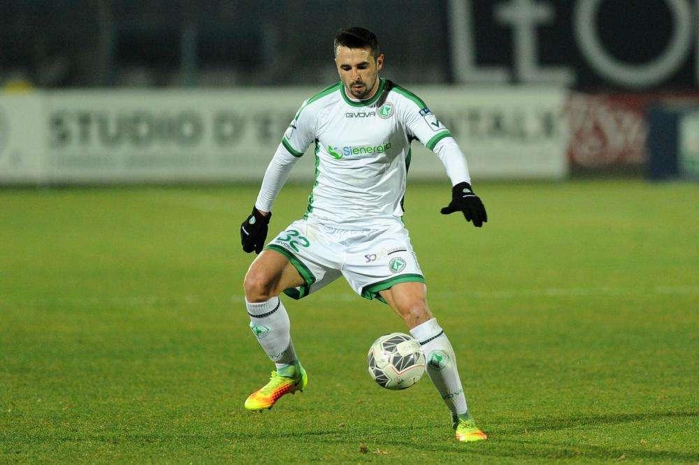 Serie B, un ex difensore biancoverde saluta l'Italia e torna in patria