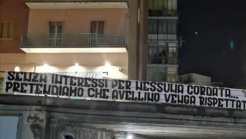 La Curva Sud tifa solo per l'Avellino: "Rispettatela" 