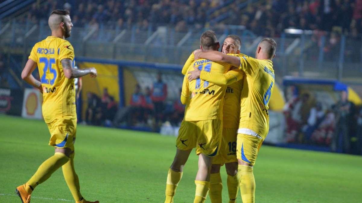 Posticipo 12^ giornata, il Frosinone batte 4-1 il Latina e vola al secondo posto in classifica