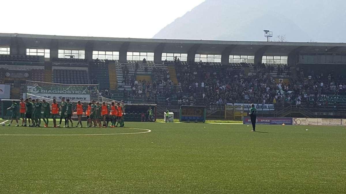 In 500 all'allenamento, la Curva Sud lancia l'Avellino: "Uniti per la salvezza"
