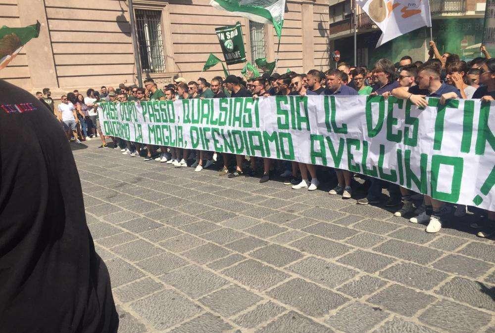 FOTO - I tifosi scendono in piazza contro De Cesare