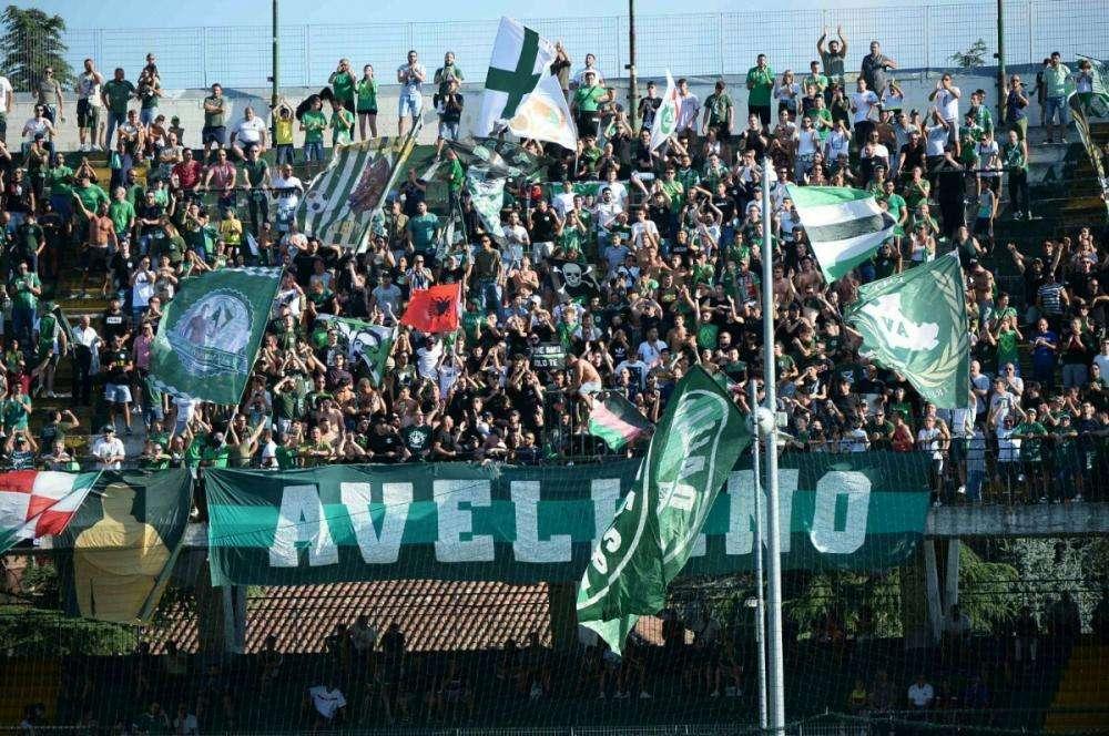 L'Avellino spaventa il Bari, che esulta al San Nicola (2-1): applausi per i lupi