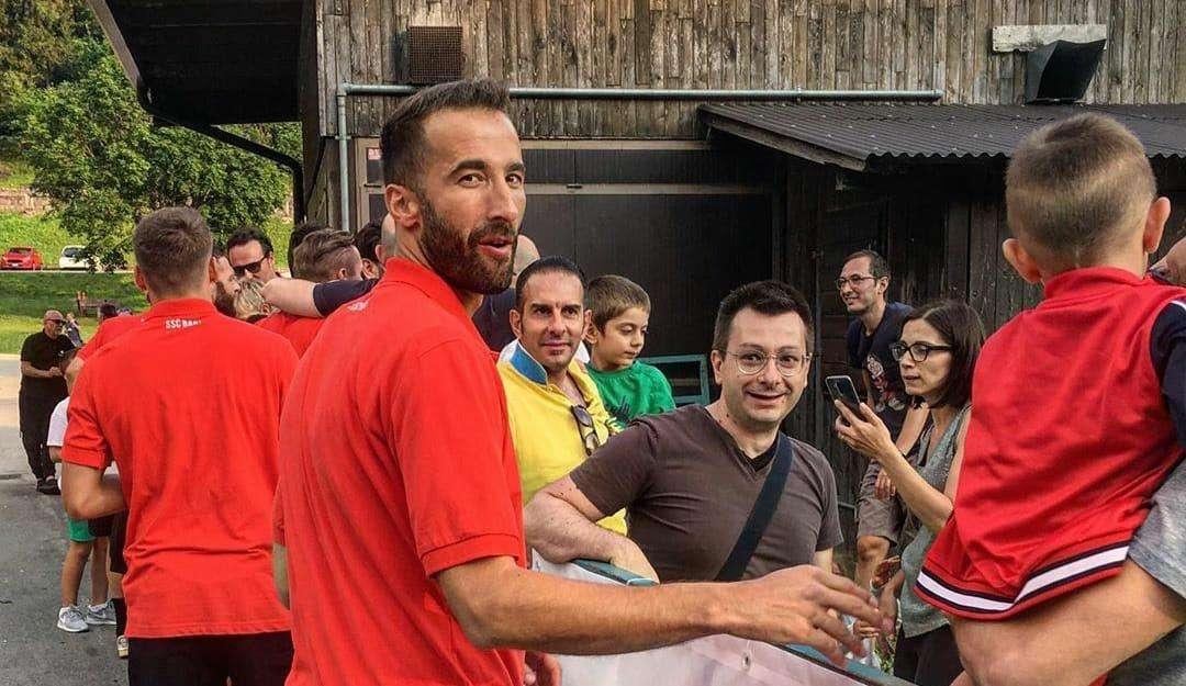 Lutto Di Cesare, Bari con fascia nera al braccio