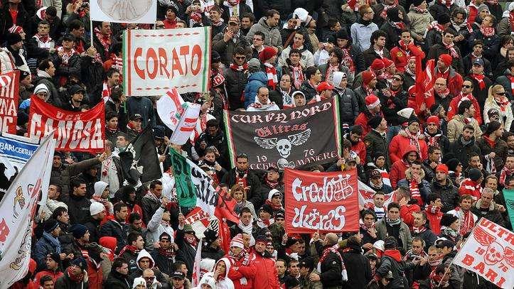 E i tifosi attaccano. Comunicato: "Basta, protestiamo"