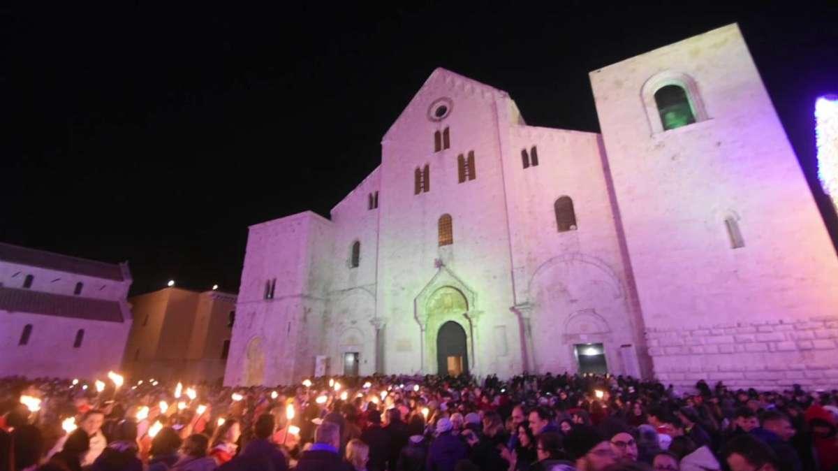 VIDEO - La notte magica di San Nicola. Tra sacro, profano e... pallone