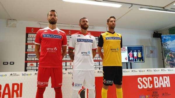 Bari, ecco le nuove maglie. Spicca la gialla. FOTO