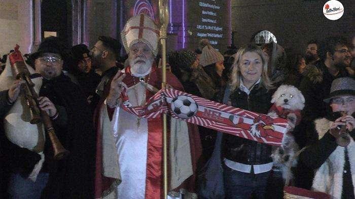 VIDEO - La notte magica di San Nicola. Tra sacro, profano e... pallone
