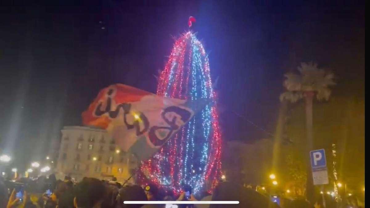 VIDEO - Bari, acceso l'albero di Natale voluto dai tifosi della Nord