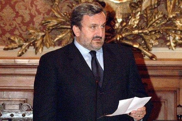 Il Comune approva la delibera. Emiliano: "Agonia senza prospettive"