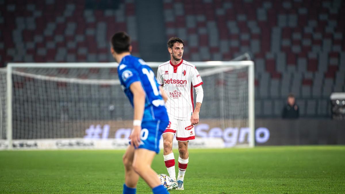 Sorrisi Bari. Il club: "Così". E c'è l'omaggio a Maggiore