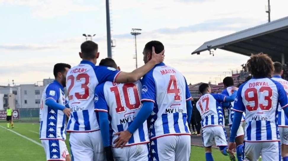 I quotidiani nazionali - Bari e Cagliari, torna il grande Sud. Notte stellare