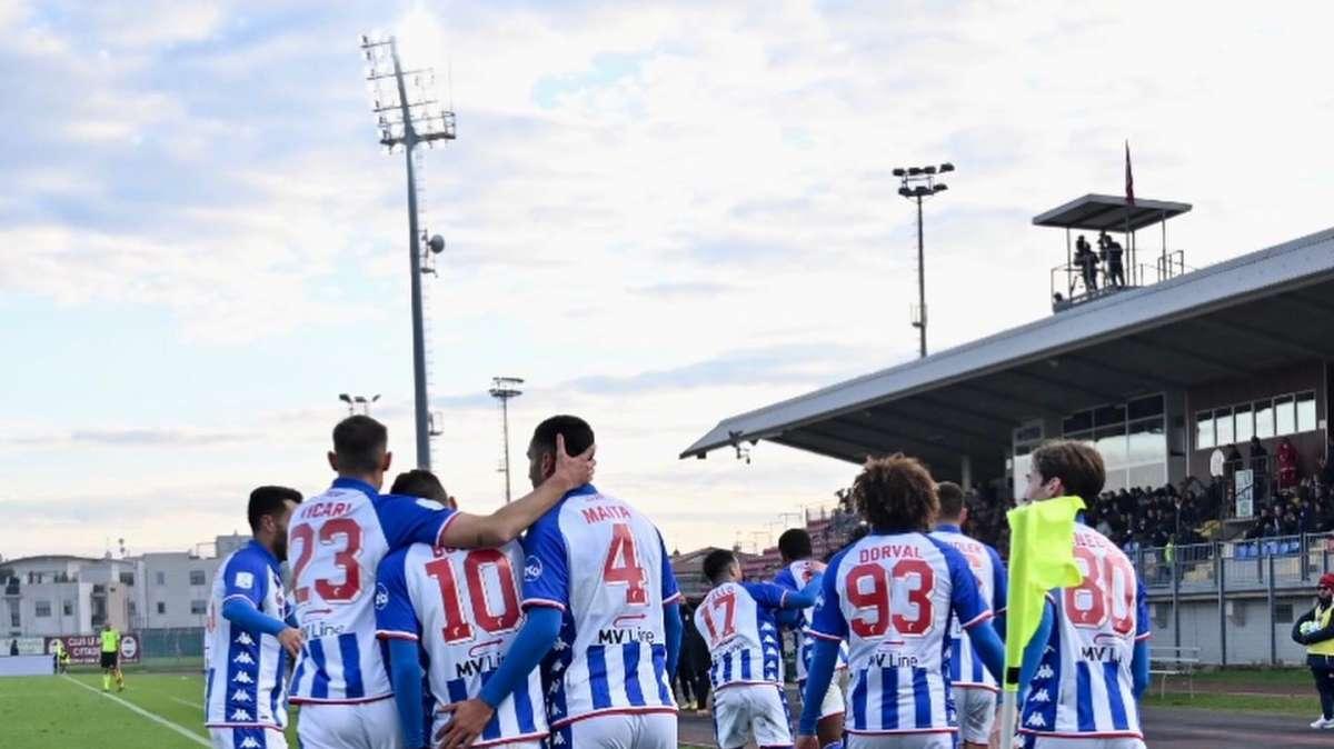 TuttoBari  - De Rosa carica i biancorossi: "All'andata prestazione positiva, promozione alla portata"