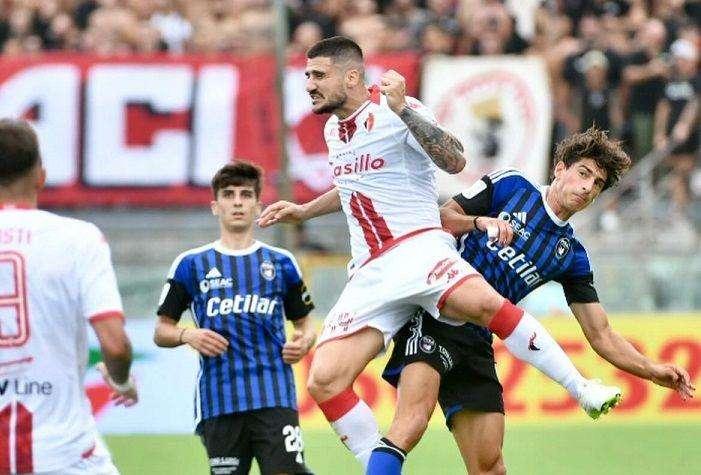 Bari, la partita dei nuovi: Acampora subito titolare, Aramu ancora no. Ma Edjouma?