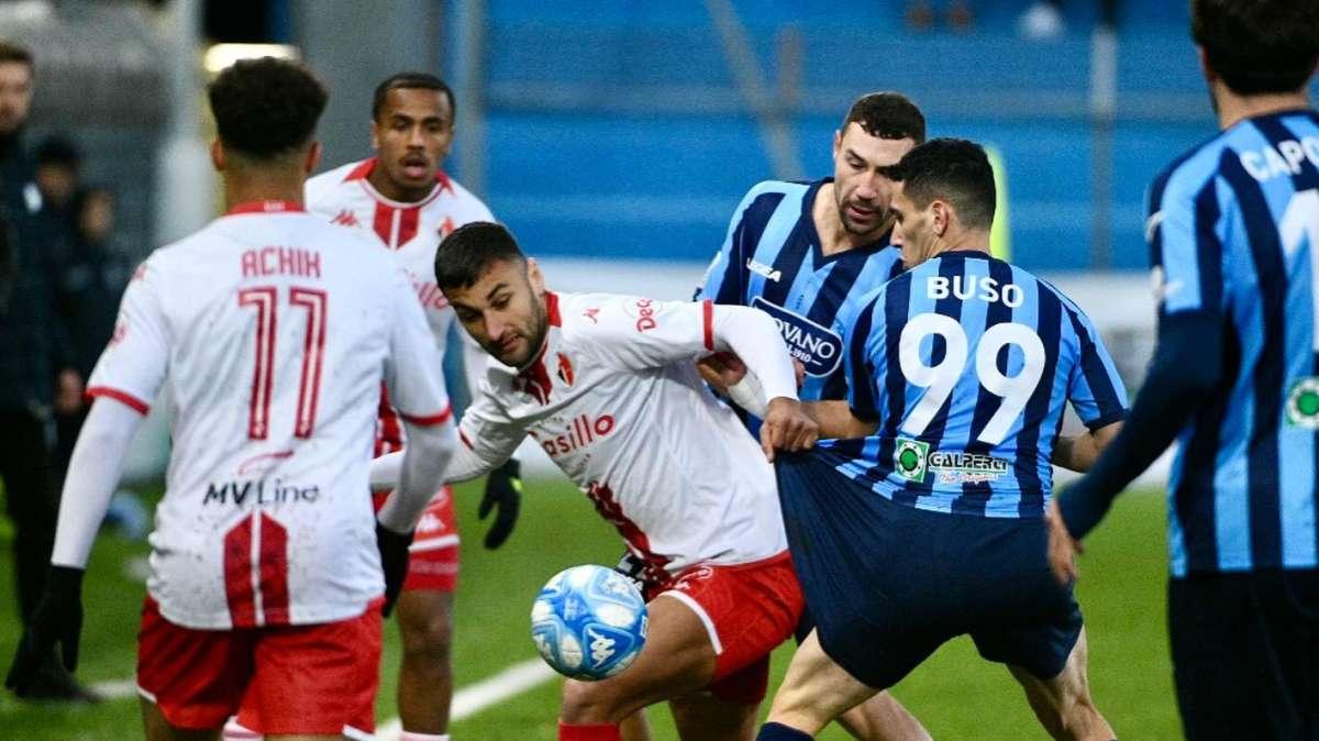 È buio totale. Attacco inconsistente e pomeriggio da horror. Adesso aleggia paura