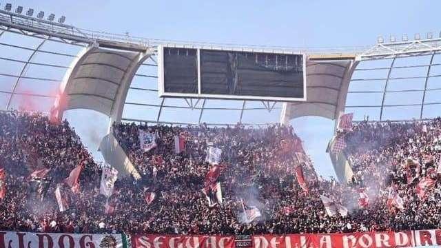 Tifo alle stelle. Il Bari: "Un'ultima battaglia. Avanti popolo biancorosso" - FOTO