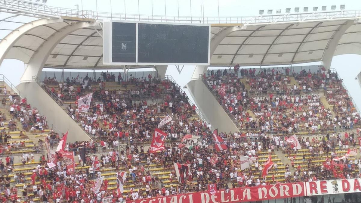 Bari, con il Casarano in un San Nicola spettrale?