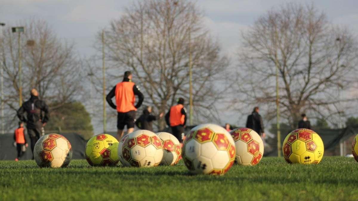 Intenso riscaldamento e partitella con la Berretti. Il report della giornata dei galletti