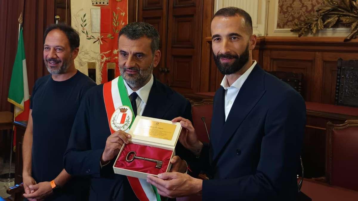 Chiavi della città a Di Cesare. Lui: "Bari è casa". Decaro: "Sei stato in grado di segnare pure in semirovesciata"