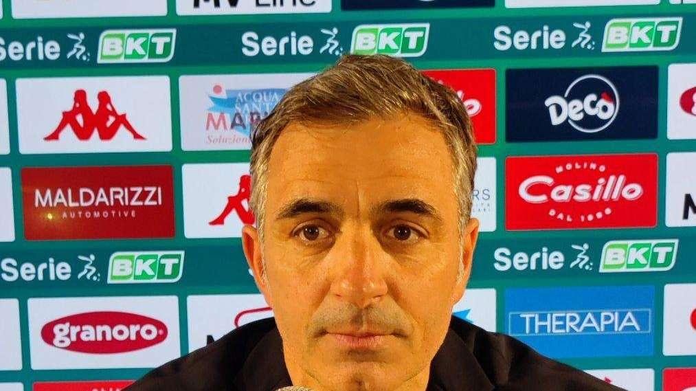 Pecchia: "La vittoria del Catanzaro ci ha reso più sereni. Non era semplice isolare i miei"