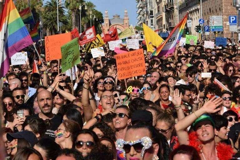 VIDEO - Il tifo è una forma d'amore. Bari Pride: tra diritti e... pallone