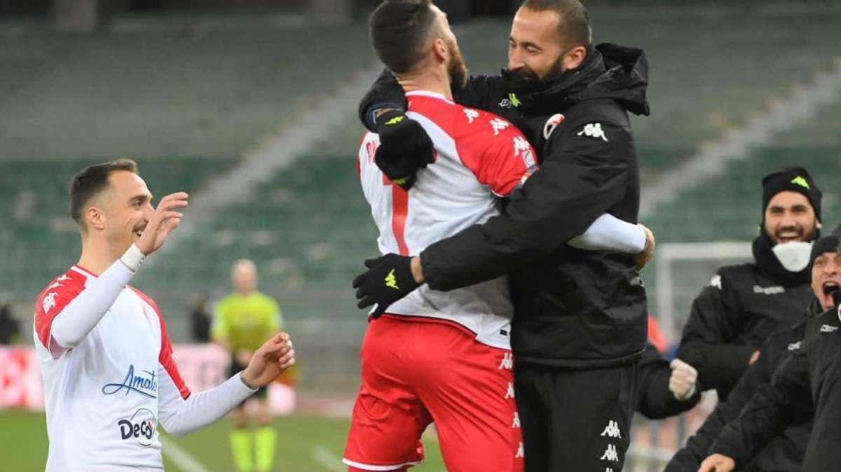 Il cuore del Bari quando mancano testa e tattica. Mai così tanti errori, ma la reazione è ottima: il punto vale oro