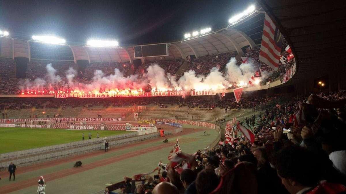 Che voglia di stadio! Nostalgia per i tifosi. Il San Nicola illuminato accende le speranze. Il sogno? I playoff in tribuna...