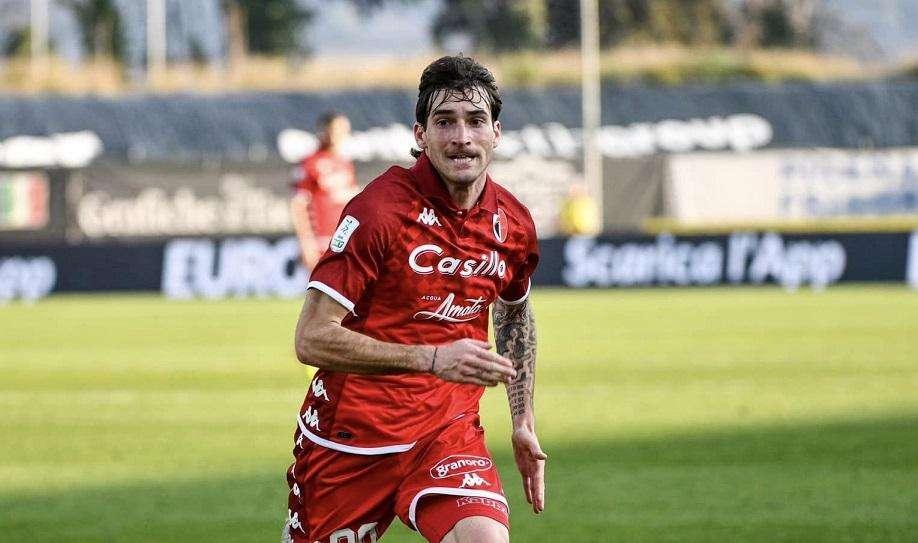 Mazzotta sbaglia, Cheddira nullo. Benedetti torna al gol, Bellomo assistman. Le pagelle