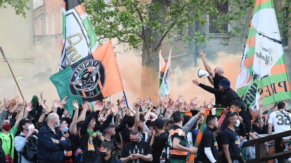 Bari attento: il Venezia è lanciato. Dalla previsione di Zauli alle sirene di una big europea per un calciatore di Stroppa