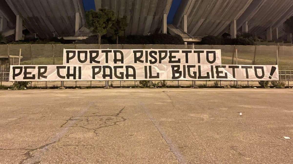 Curva Nord, striscione contro De Laurentiis: "Porta rispetto per chi paga il biglietto"
