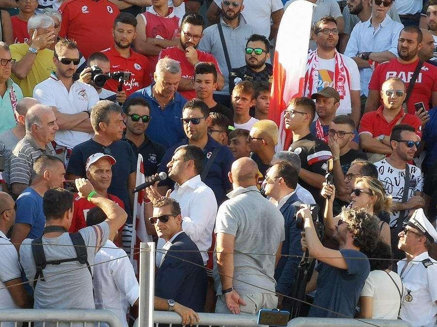Decaro a colloquio coi tifosi