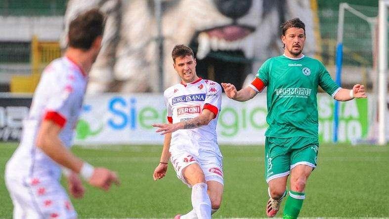 Avellino-Bari a Striscia la Notizia. Nel mirino un vice questore entrato abusivamente