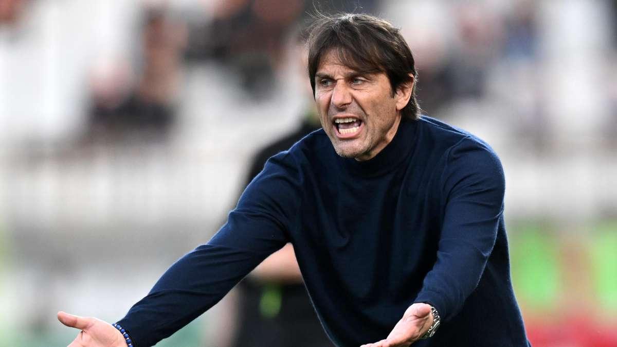 Napoli, clima teso. Conte e il labiale. "Andate a fan..."
