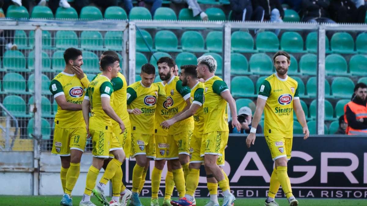 Serie B, pari e patta tra Carrarese e Mantova. Sprofonda il Palermo, spettacolo a Catanzaro. Risultati e classifica aggiornata 
