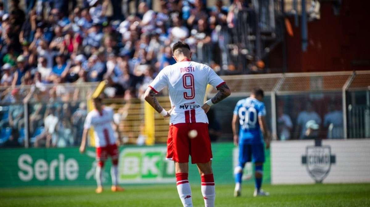 GdM - Spettacolo mortificante. Ieri tensione in aeroporto: battibecco fra tifosi e calciatori