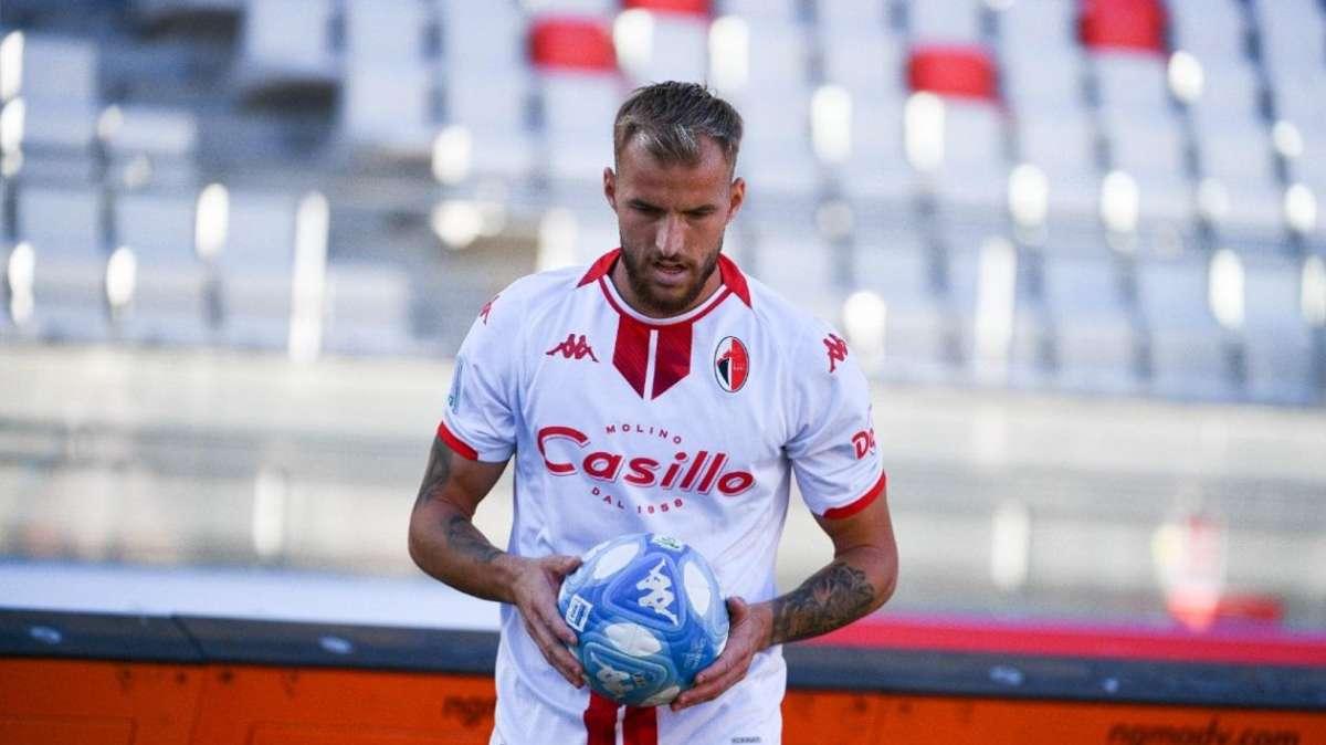 Sibilli, che show! Il Bari incita: "Go go go Peppe"