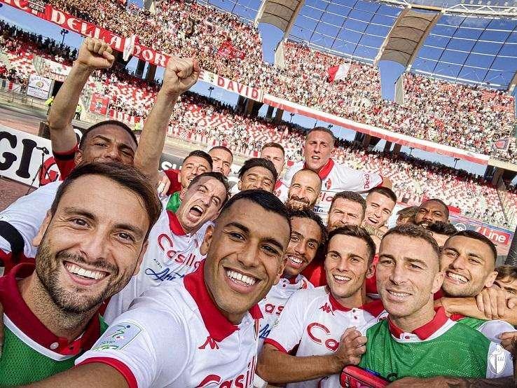 Il Bari celebra i suoi calciatori: "Ci fanno sognare. Sono le nostre carte buone..."