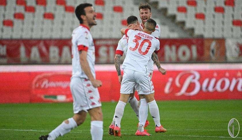 VIDEO -  Verso i playoff​ - Bari, quante possibilità di successo? L'opinione dei tifosi...
