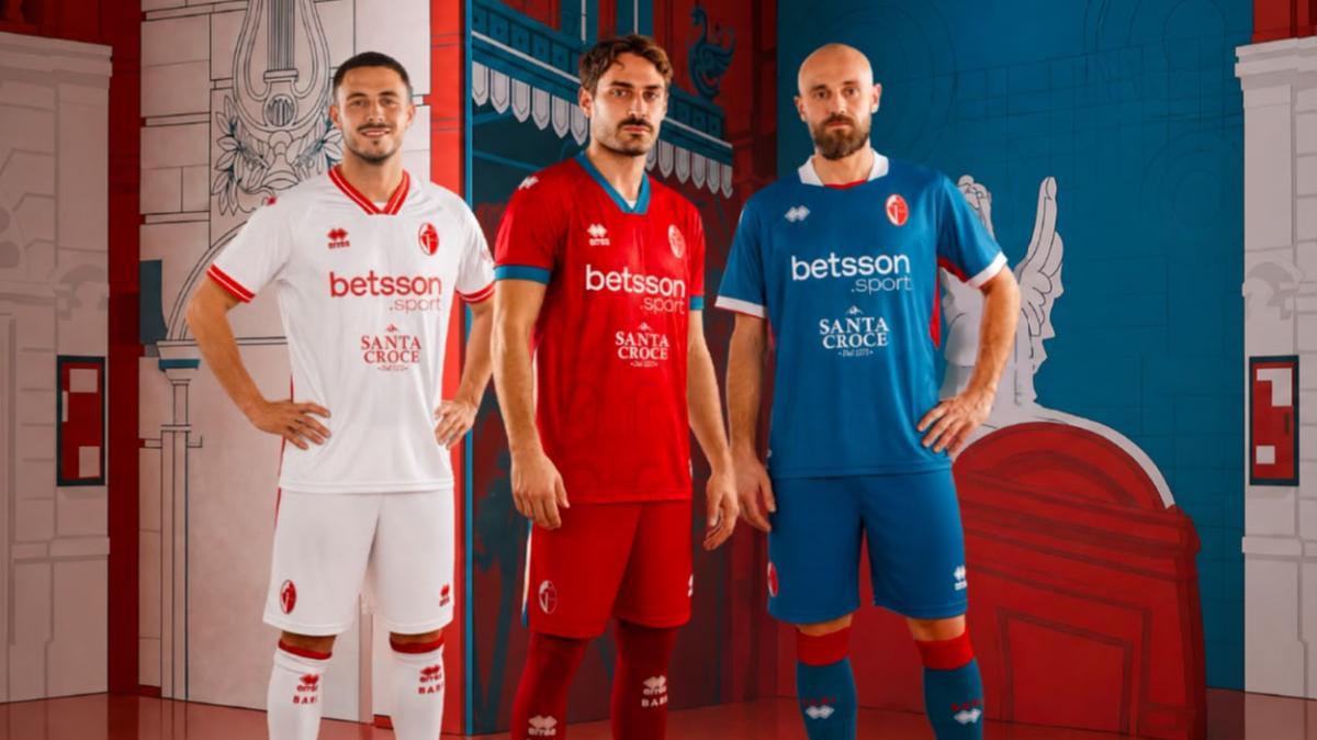 FOTO - Nuove maglie Bari. Bianca, rossa e blu. Gomez, Butic e Grgic le indossano