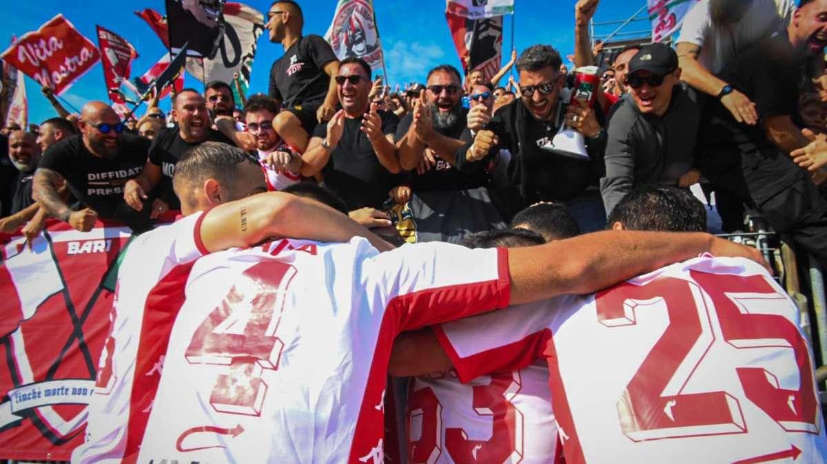 Il Bari esulta sui social: "Ancora così per i prossimi 90 minuti!"
