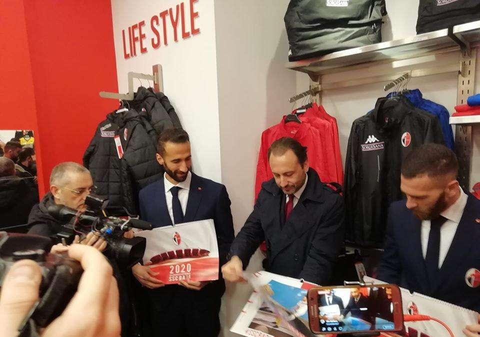 Rep - Calendario, ieri bagno di folla allo store
